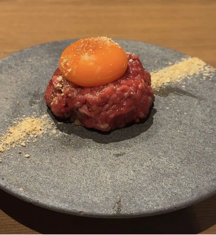 炙りユッケから始まる上質な焼肉旅｜焼肉 黒田の来店者記事
