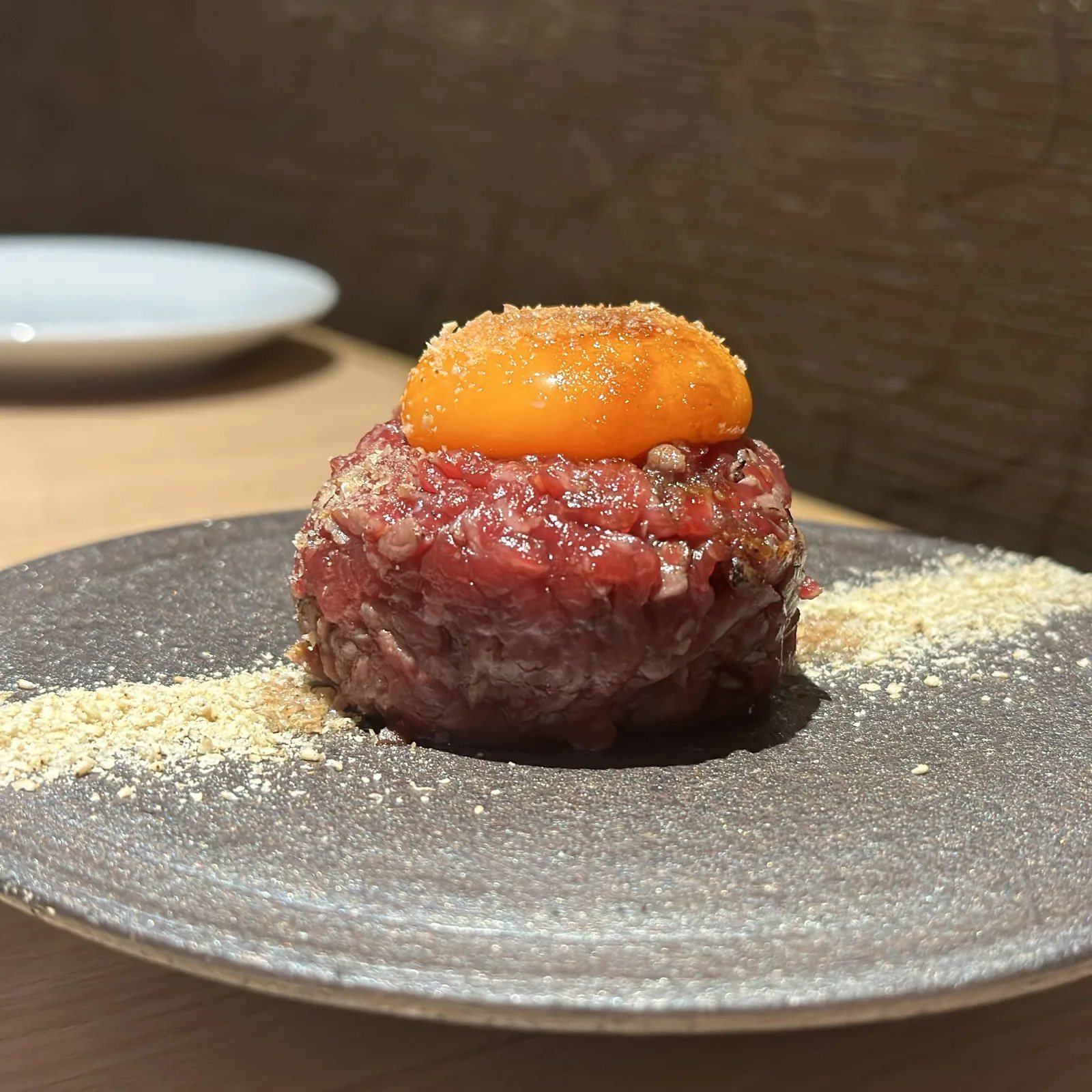 卵黄を絡めて味わう炙りユッケ|焼肉 黒田(渋谷・神泉)